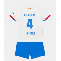 Fotbalové Dres Barcelona Ronald Araujo #4 Dětské Venkovní 2023-24 Krátký Rukáv (+ trenýrky)